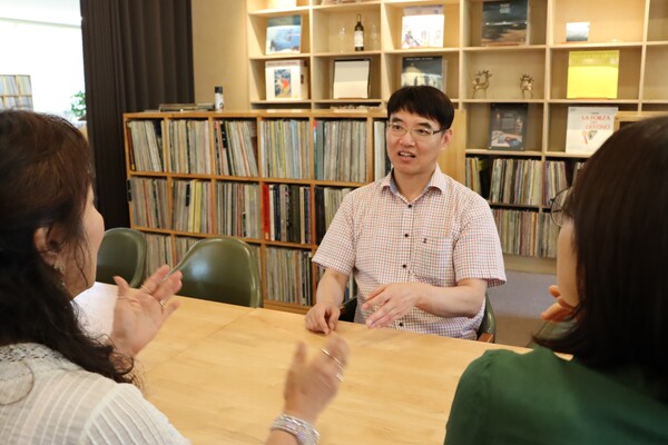 지난 5일 심광도 영화 음악 칼럼니스트가 그의 음악 감상실 뮤직파라디소에서 회원들과 영화 음악에 관해 이야기 나누고 있다./백솔빈 기자