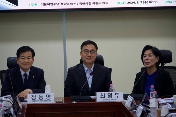 국회 과학기술정보방송통신위원회 소속 국민의힘 최형두(가운데)·더불어민주당 정동영(왼쪽) 의원이 지난 7일 오전 7시 국회 의원회관 제5간담회실에서 ‘인공지능(AI)·모빌리티 신기술 전략 조찬 포럼’을 하고 있다. 오른쪽은 최민희 국회 과기정통위원장. /최형두 의원실