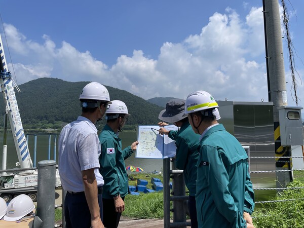지난 7일 한국수자원공사 낙동강유역관리처장이 낙동강 창녕함안보 지점에서 녹조대응현황을 점검하고 있다./한국수자원공사