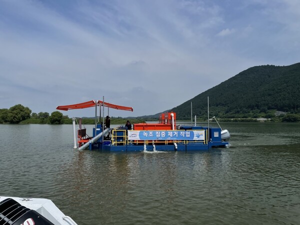 창녕함안보 녹조 제거선 운항 모습./한국수자원공사
