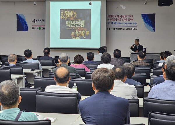 주대환 국가보훈위원회 위원이 지난 8일 오후 7시 창원 마산회원구 양덕동 3.15아트센터 국제회의장에서 강연하고 있다. /최석환 기자 