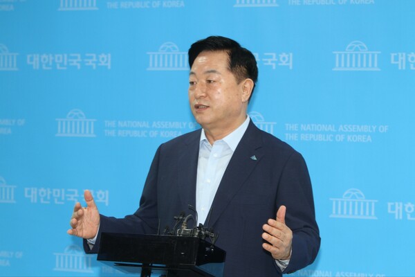 김두관 더불어민주당 대표 후보가 12일 국회 소통관에서 기자회견을 한 후 백브리핑을 하고 있다. /김두관 후보 선거사무소