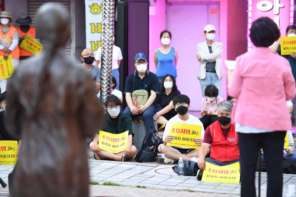 ▲ '일본군 위안부 문제 해결을 위한 1500회 수요시위 경남대회'가 14일 오후 창원시 마산합포구 오동동에 있는 소녀상 '인권자주평화다짐비' 앞에서 열리고 있다. /김은주 인턴기자 kej@i