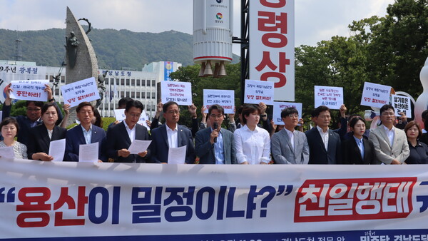 송순호(가운데) 더불어민주당 경남도당 위원장이 14일 경남도청 정문 앞에서 김형석 독립기념관장 임명 철회를 요구하고 있다. /최환석 기자
