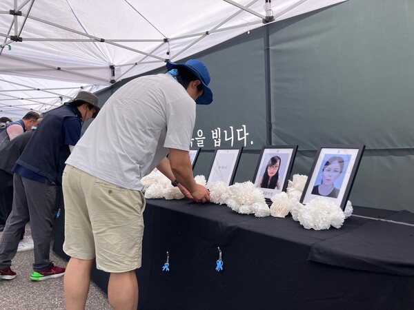 경남 희망버스 참가자들이 17일 경기도 화성시 아리셀 참사 현장에서 희생자에게 분향하고 있다. /김다솜 기자 