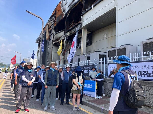 경남 희망버스 참가자 80여 명이 경기도 화성시 아리셀 참사 현장을 둘러보고 있다. /김다솜 기자 