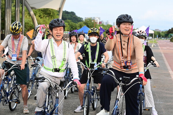 조규일 시장이 진주시 야간관광 콘텐츠 '나이트 자슐랭 투어' 현장에서 장미란 차관과 자전거라이딩을 함께 하면서 진주성 국가유산미디어아트, 진주야행, 글로벌 인플루언스 팸투어, 남강별밤피크닉 등을 소개하고 있다. /진주시