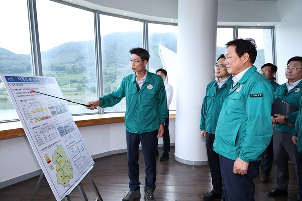 박완수 지사는 21일 도내 녹조 발생 상황을 확인하고 안전한 먹는 물 공급을 점검하고자 낙동강 창녕함안보를 찾았다. /경남도