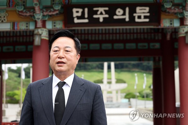 김두관 전 국회의원이 더불어민주당 당 대표 출마 선언을 한 지난 7월 9일 오후 광주 북구 국립 5·18 민주묘지를 찾아 발언하고 있다. /연합뉴스