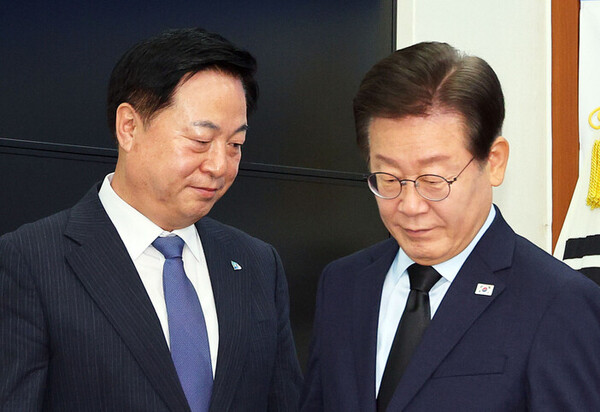 더불어민주당 김두관 당 대표 후보와 이재명 후보가 15일 오전 국회에서 제1회 전국당원대회 후보자 공명선거 실천 서약식에서 자리로 향하고 있다. /연합뉴스