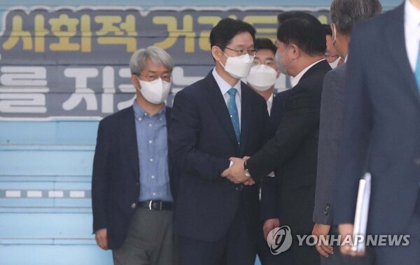 김경수 전 경남도지사가 '드루킹 댓글 여론 조작' 사건에 연루돼 징역 2년이 확정된 2021년 7월 21일 오전 경남도청에서 김두관 당시 국회의원과 악수하고 있다. /연합뉴스