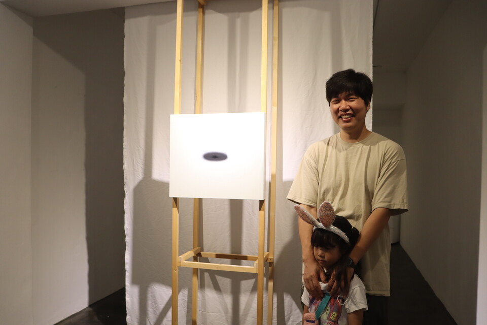 정호 작가가 지난 13일부터 다음달 1일까지 개인전 〈숢; 느린 호흡〉을 창원 인사이드갤러리에서 한다. 이번 전시의 유일한 회화 작품 앞에 큰 딸과 함께 있는 정호 작가. /주성희 기자