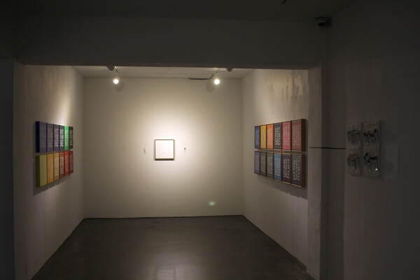 정호 작가가 2020년 인사이드갤러리에서 한 전시 〈이미지 사회〉에서 선보인 'NOTFORSALE;구매불가' 작품들. /정호