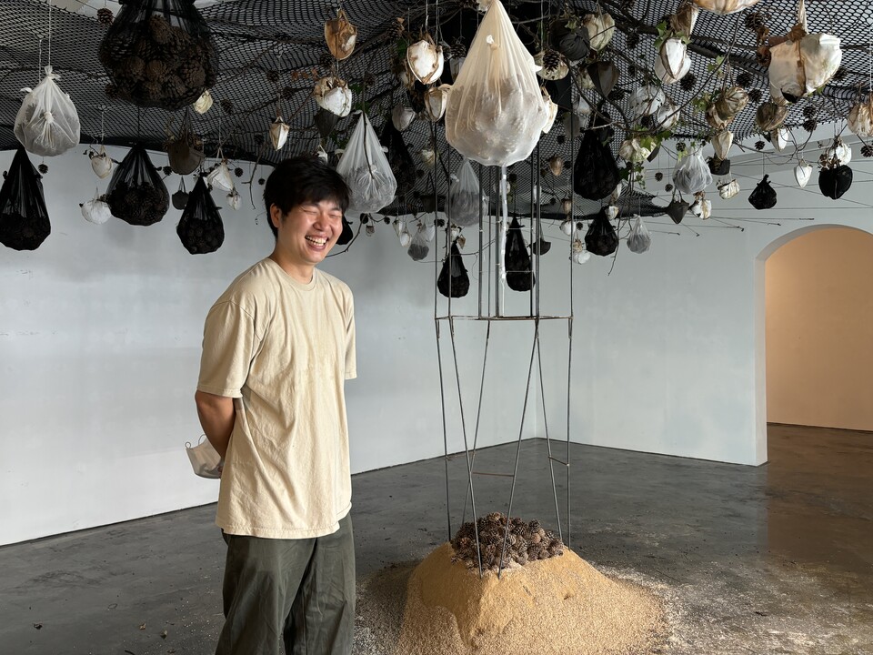 정호 작가가 지난 13일부터 다음달 1일까지 개인전 〈숢; 느린 호흡〉을 창원 인사이드갤러리에서 한다. 자신의 작품을 설명하고 있는 정 작가. /주성희 기자