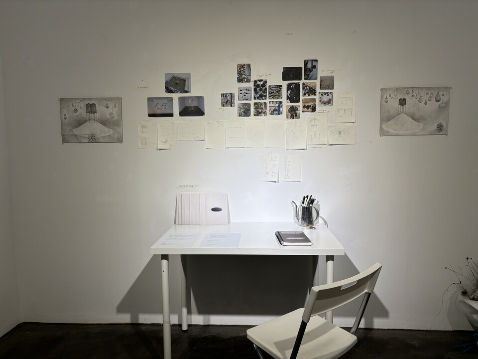 정호 작가가 지난 13일부터 다음달 1일까지 개인전 〈숢; 느린 호흡〉을 창원 인사이드갤러리에서 한다. 전시를 구상하며 기록한 자료들. /주성희 기자