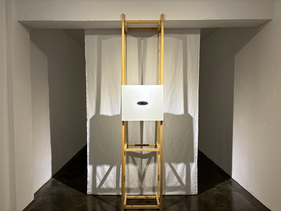 정호 작가가 지난 13일부터 다음달 1일까지 개인전 〈숢; 느린 호흡〉을 창원 인사이드갤러리에서 한다. 이번 전시의 유일한 회화 작품인 '심연'. /주성희 기자