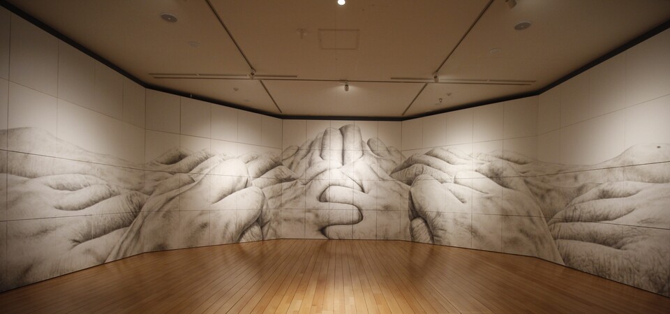 정호 작가가 2018년 경남도립미술관의 〈N아티스트〉에 출품한 작품 '손-풍경'. /정호