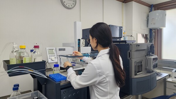 창원시 상수도사업소 조류분석검사 분석 모습. /창원시