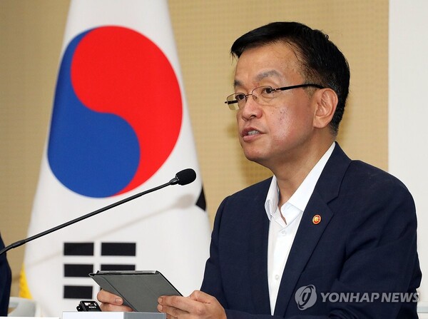 최상목 부총리 겸 기획재정부 장관이 22일 정부세종청사 민원동 브리핑실에서 2025년 예산안 및 2024~2028 국가재정운용계획에 관해 사전 브리핑하고 있다. /연합뉴스