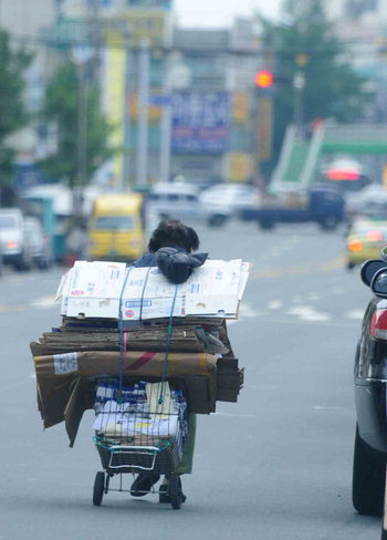 폐지 줍는 노인 모습. /경남도민일보