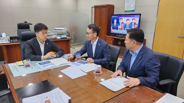 김명주(가운데) 도 경제부지사는 28일 진현환 국토교통부 1차관을 만나 ‘남해안권 발전 특별법’ 조속한 제정 협조를 요청했다. /경남도