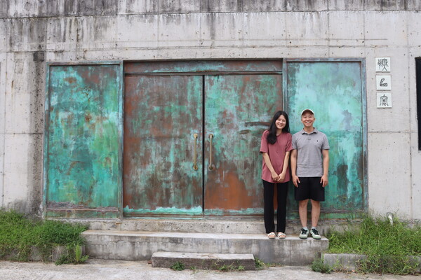 창원시 의창구 북면 무곡리에 위치한 무곡요 작업실 앞에 선 하나경(왼쪽), 신재일 도예가 부부. /백솔빈 기자