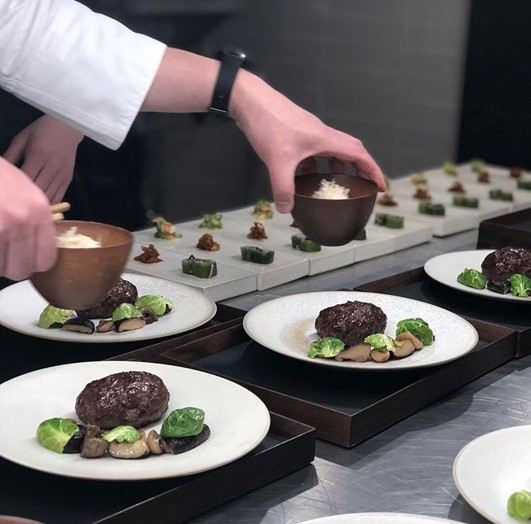 하나경·신재일 부부가 만든 그릇들이 고급 음식점에서 쓰이고 있다./무곡요