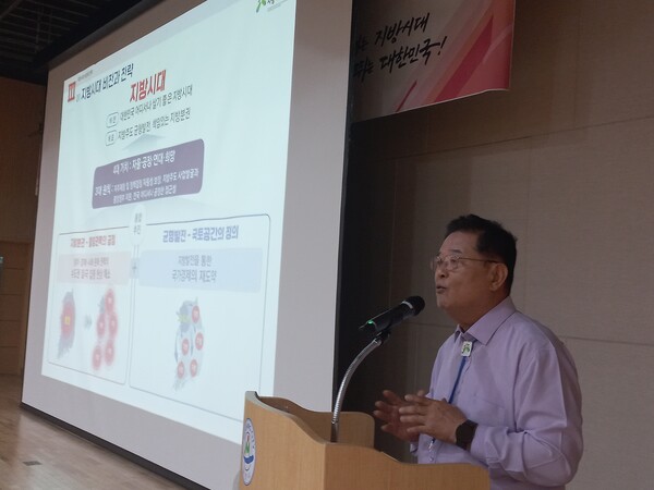 대통령 직속 우동기 지방시대위원장이 3일 밀양시를 방문해 교육발전특구 지정 활용과 기회발전특구 도전을 주문했다. /이일균 기자