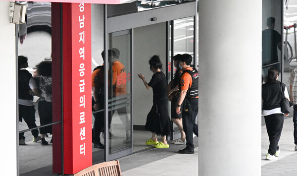 119대원들이 3일 오후 응급환자를 창원시 의창구 파티마병원에 데려다주고 있다. /김구연 기자