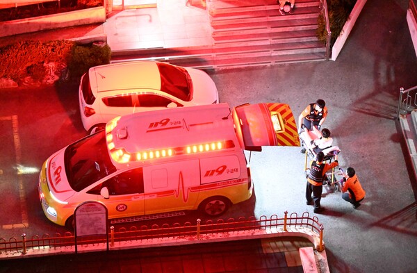 119 대원들이 5일 오후 7시 15분 창원시 의창구 동읍 한 아파트 놀이터에서 다친 어린이를 응급 처치 후 이송하고 있다. 추석 연휴에는 이 같은 응급 환자가 평소보다 1.5~2배 늘어날 것으로 예상된다. /김구연 기자