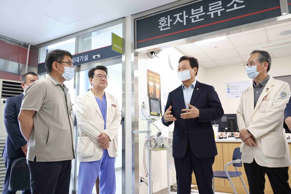 박완수 경남도지사는 12일 삼성창원병원 권역응급센터를 찾아 응급의료체계 유지 상황을 살펴다. /경남도