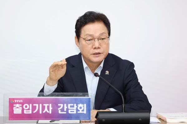 박완수 경남도지사는 12일 도청에서 열린 기자간담회에서 도정 현안에 대해 설명하고 있다. /경남도