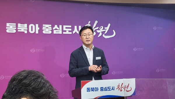 심동섭 창원시 자치행정국장이 12일 시청 프레스센터에서 시정조정위원회가 심의한 민주주의전당 명칭안에 대해 설명하고 기자 질문에 답하고 있다. /박정연 기자