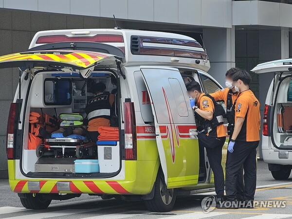 구급대원들이 춘천의 한 병원 앞에서 응급환자 이송을 준비하고 있다. /연합뉴스