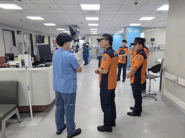 의창소방서는 지난 11일 응급의룍기관을 찾아 추석 연휴 응급환자 대응에 대한 협조를 구했다. /의창소방서