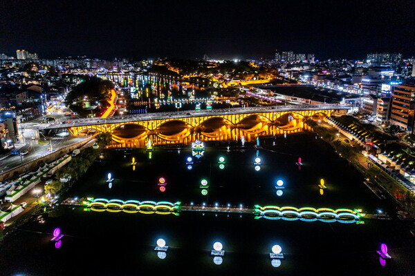 '진주남강유등축제'가 10월 5일 개막한다. 사진은 2023년 행사 장면./진주시
