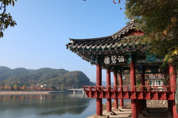 합천 대야성 앞 함벽루. /김석환