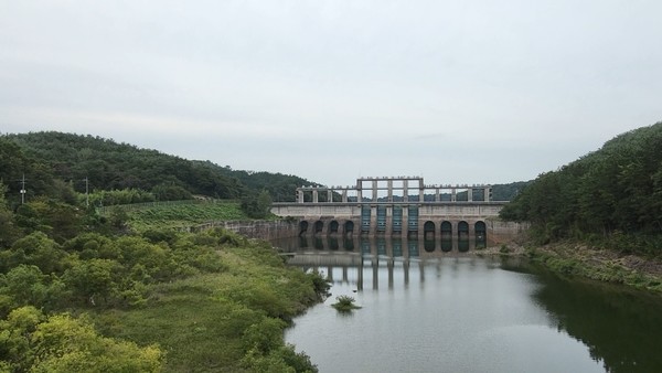 홍수 예방을 위해 가화천 쪽으로 난 남강댐 수문