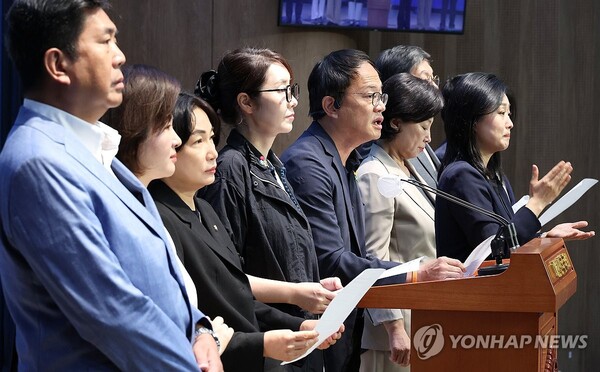 더불어민주당 박주민 의료대란대책특위 위원장과 위원들이 23일 오전 국회 소통관에서 "윤석열 대통령과 국민의힘 한동훈 대표 만찬에서 의료대란을 해결할 수 있는 작은 실마리라도 만들 수 있는 자리가 되길 기대한다" 며 기자회견을 하고 있다. /연합뉴스