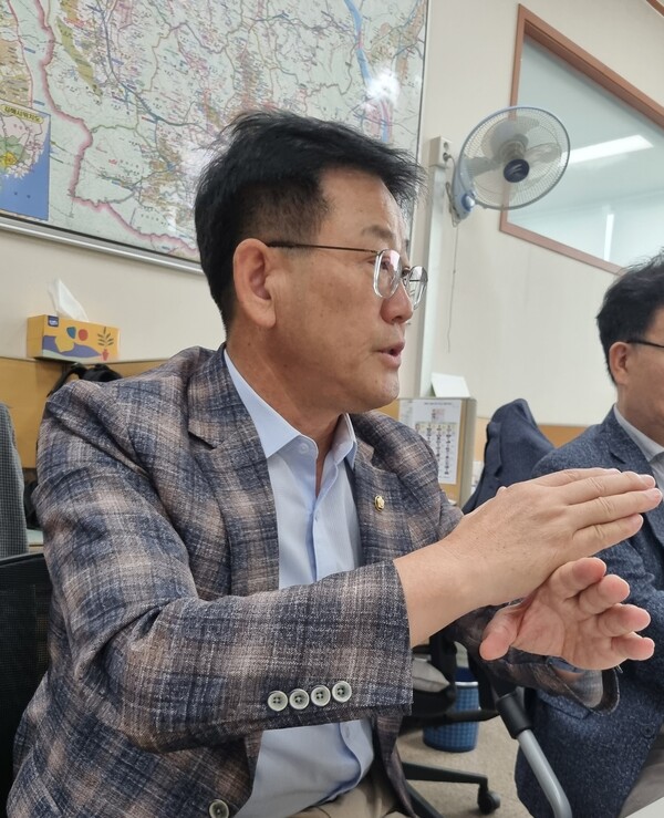 더불어민주당 김해 을 김정호 국회의원은 25일 김해시청에서 ‘윤석열 정권의 세수 펑크에 따른 지방교부세 임의 삭감 현황과 문제점’을 밝혔다. /이수경 기자