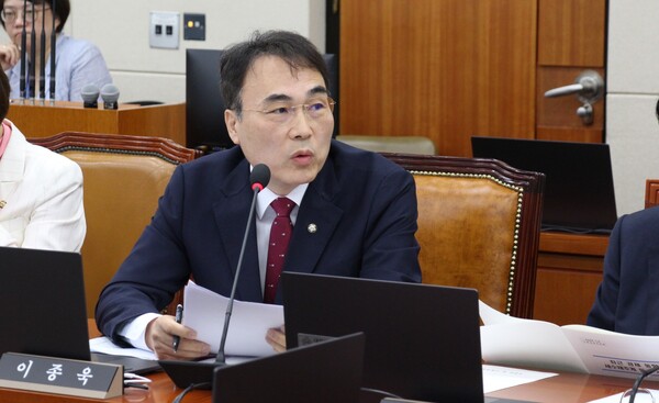 기획재정부 기획조정실장을 지낸 이종욱(국민의힘·창원 진해) 국회의원이 26일 기획재정위원회 전체회의에서 정부 재추계 결과 30조 원 세수 결손이 발생한 데 대해 최상목 경제부총리에게 질의하고 있다. /이종욱 누리소통망