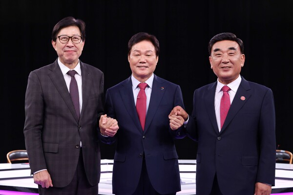 박완수(가운데) 경남도지사와 박형준(왼쪽) 부산시장, 김두겸 울산시장은 23일 KBS 창원 스튜디오에서 경남·부산·울산 KBS 공동기획 '저출생과 인구소멸, 부산·울산·경남 함께 길을 찾다' 토론회에 참석했다. /경남도