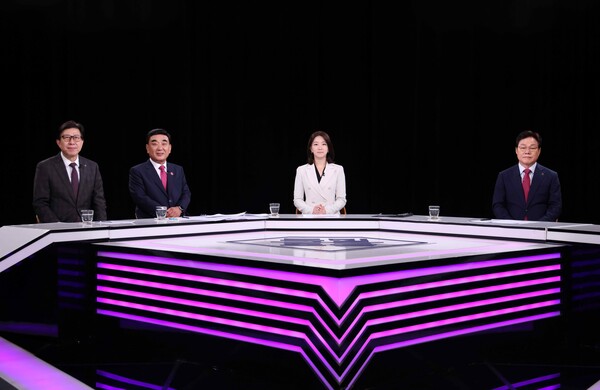 박완수(맨 오른쪽) 경남도지사와 박형준(맨 왼쪽) 부산시장, 김두겸 울산시장은 23일 KBS 창원 스튜디오에서 경남·부산·울산 KBS 공동기획 '저출생과 인구소멸, 부산·울산·경남 함께 길을 찾다' 토론회에 참석했다. /경남도