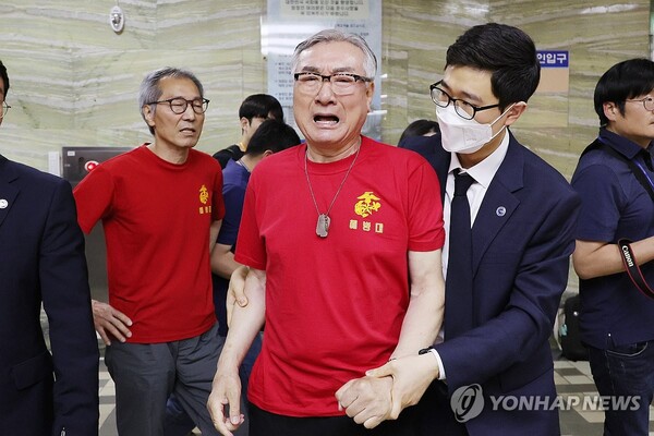 지난 5월 28일 오후 국회에서 열린 본회의에서 '해병대 채상병 사망사건 수사외압 의혹 특별검사법'이 부결되자 해병대예비역연대 회원이 울분을 토하며 본회의장에서 나오고 있다. /연합뉴스