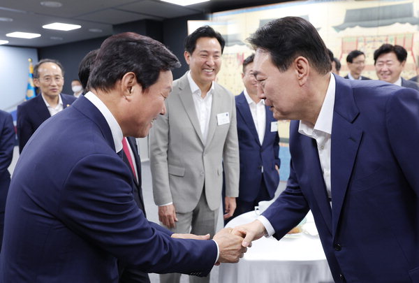 박완수 경남도지사가 2022년 7월 8일 서울 용산 대통령실에서 열린 대통령-시도지사 간담회에 참석해 윤석열 대통령과 악수하는 모습. /경남도민일보 DB