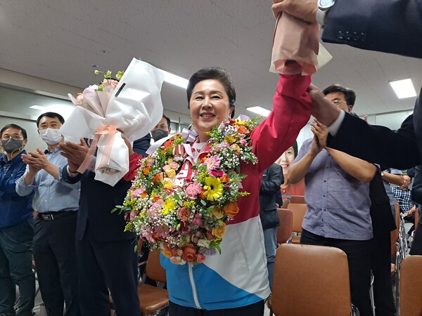 2022년 창원시 의창구 국회의원 보궐선거에 나선 김영선 국민의힘 후보가 지지자들에게 받은 꽃다발을 들고 환호하고 있다. /경남도민일보 DB