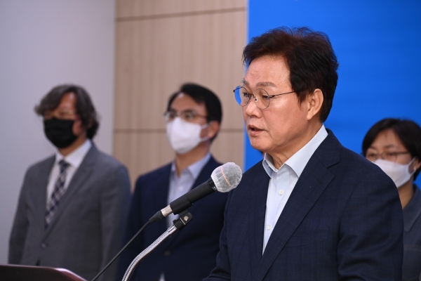 박완수 경남도지사가 2022년 6월 민선8기 도지사 당선인 인수위 구성 관련 기자회견 하는 모습. /경남도민일보 DB