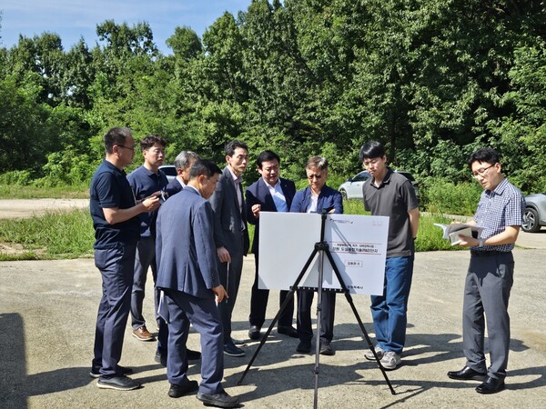 국토연구원은 8월 경남을 찾아 개발제한구역 국가·지역전략사업 선정을 위한 현장 실사를 하는 모습. 창원시 계획을 둘러보고 있다. /경남도