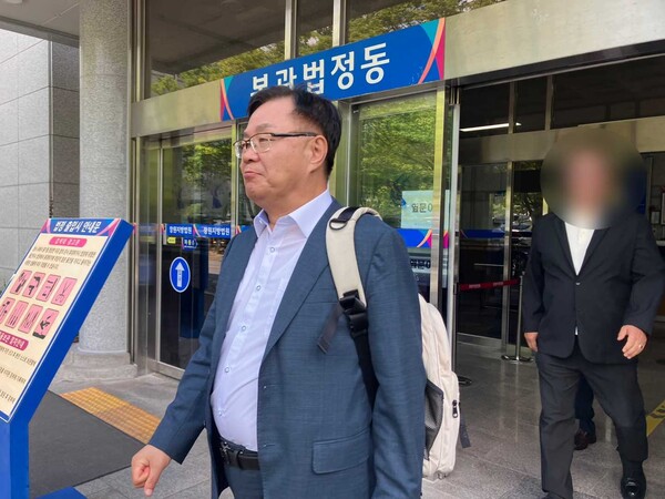 홍남표 창원시장이 1심 공판 당시 재판을 마치고 창원지방법원을 빠져나오고 있다. /김다솜 기자 
