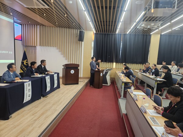 국립창원대학교와 도립남해대학 통합 주민설명회가 17일 남해대학에서 주민 150여 명이 참석한 가운데 열리고 있다. /정봉화 기자